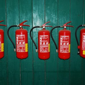 Extincteurs rouges illustrant la sécurité incendie et le registre ERP